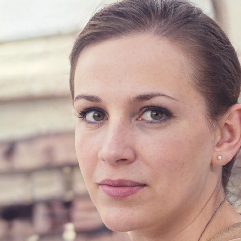 Instructor Elena Kovač leading portfolio strategy sessions