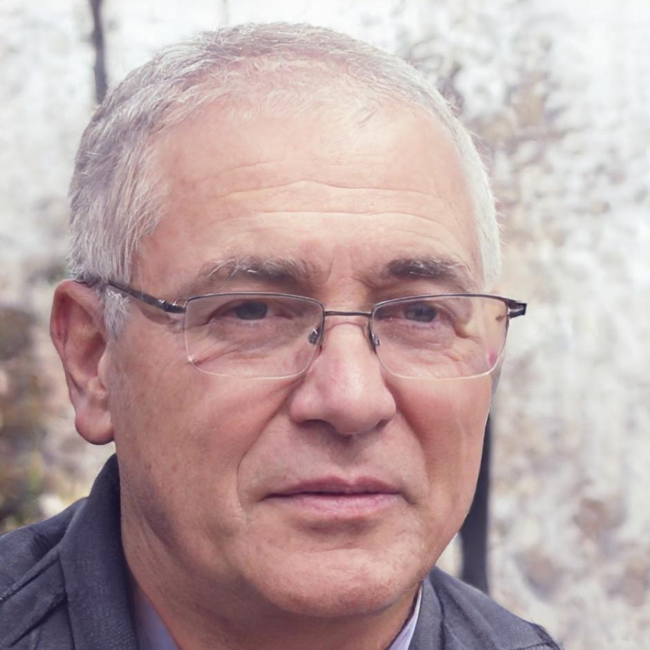 Instructor Oskar Lindqvist teaching investment fundamentals